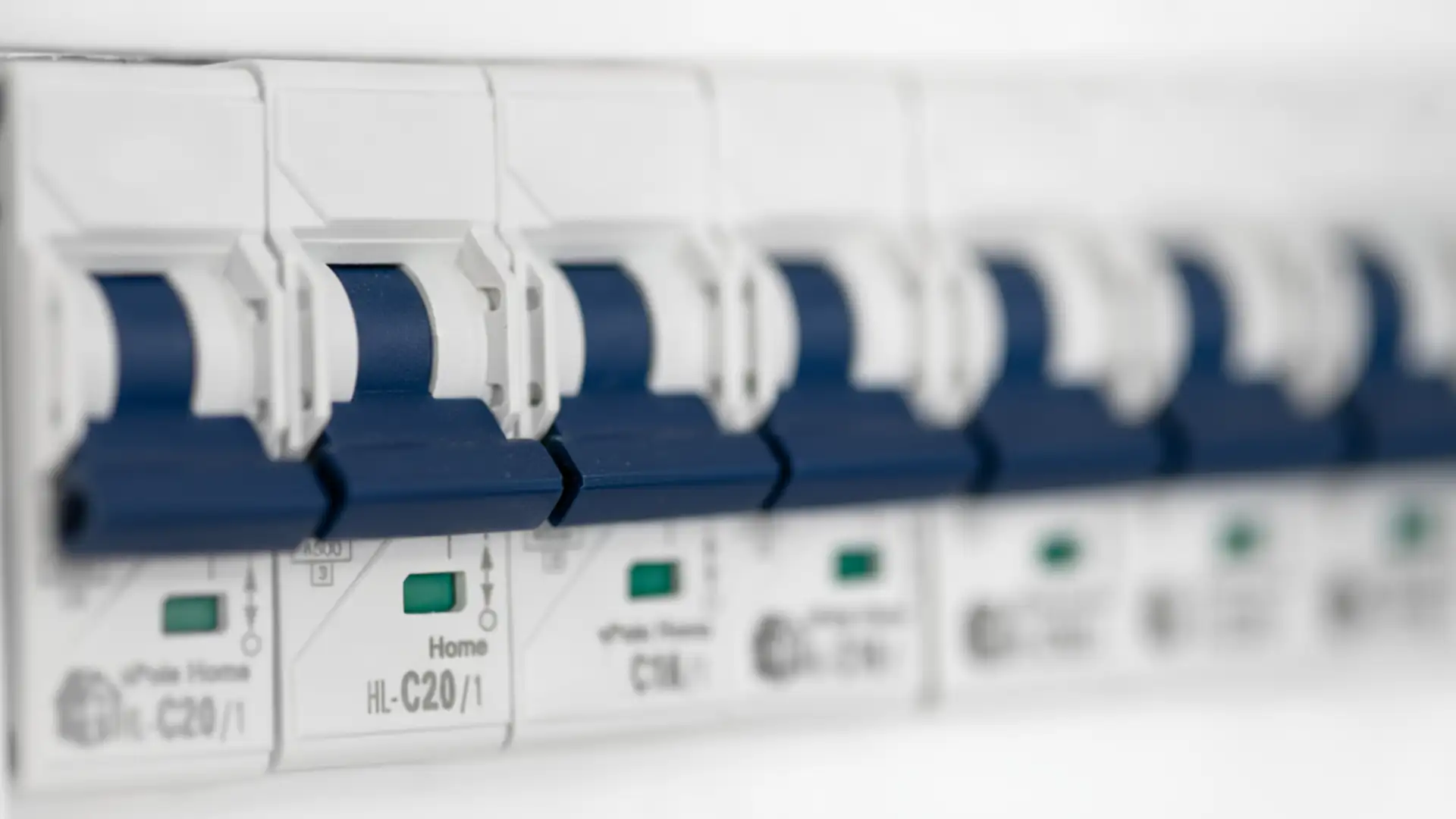 Electrician to Change Fuse Box